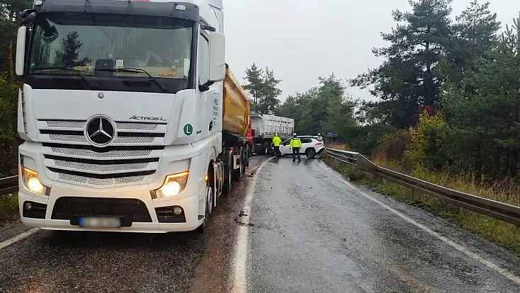 Milas’ta Yağıştan Dolayı Kayan Dorse Otomobile Çarptı 2 Yaralı