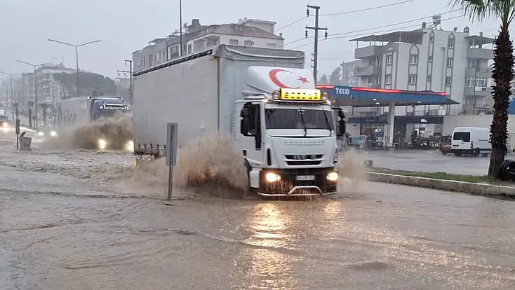 Milas’ta Yağmur Değil Altyapı Konuşuluyor: Sokaklar Nehre Döndü