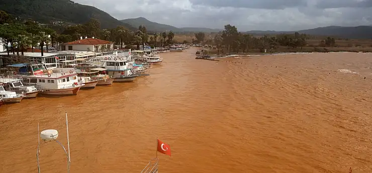 Azmak Nehri Çamur Taşıdı: Akyaka Körfezi Renk Değiştirdi