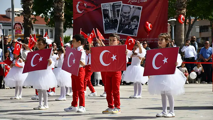 23 Nisan Coşkusu Milas'ta Atapark Meydanı'nda Yaşandı