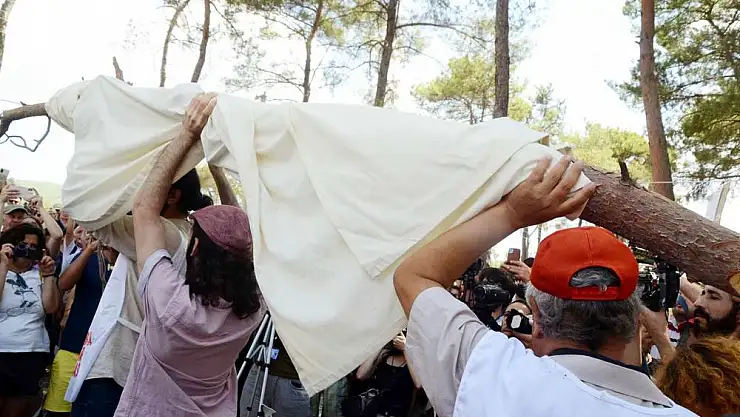 Akbelen'de 'Büyük Buluşma' Kesilen ağaçların cenaze törenini düzenlediler