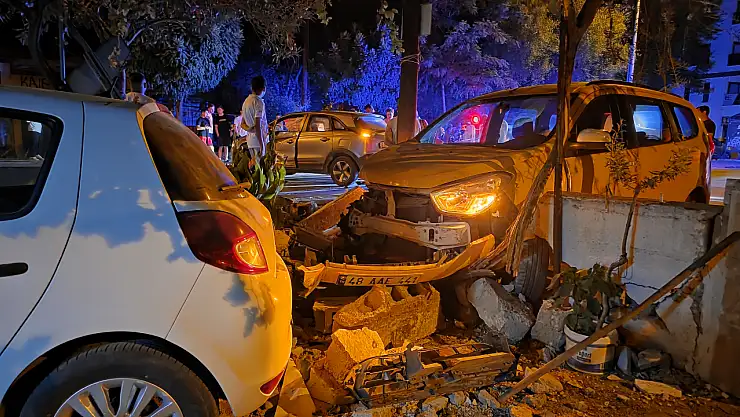 Barış Caddesi'nde Kaza: Evin Duvarı Yıkıldı, Araçlar Hurdaya Döndü