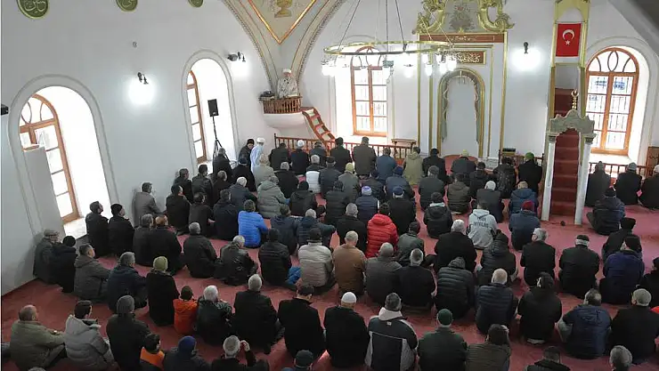 Cuma Hutbesinde Depremzedeler İçin Dua Edildi