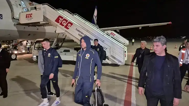 Fenerbahçe kafilesi Milas Havalimanı'na indi, taraftarlar izdiham oluşturdu
