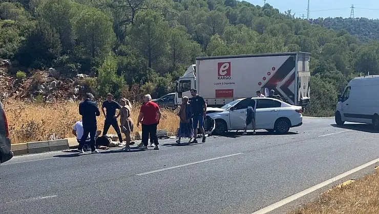 Hastane kavşağında dönüş yapan araç ile karşı yönden gelen otomobil çarpıştı 3 kişi yaralandı