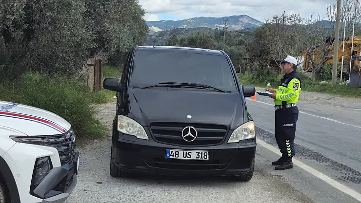 Jandarma, Milas'ta bayramda sürücüleri kolonya ve çikolata ile karşıladı