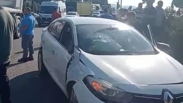 Kamyonet ile otomobil çarpıştı: 3 yaralı