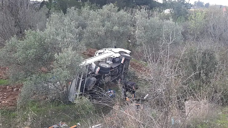 Kamyonet şarampole uçtu, sebebi yola dökülen yağ çıktı
