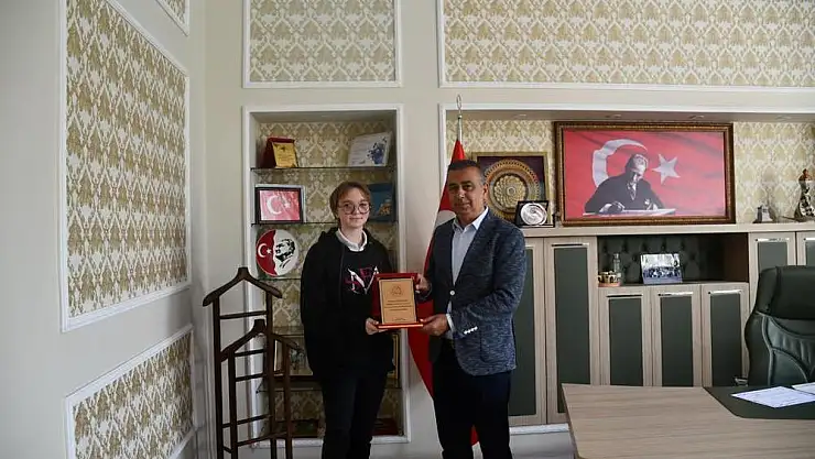 Kitap Okuma Yarışması İlçe Birincisi Mina Dikmen, İlçe Müdürü Tarafından Ağırlandı