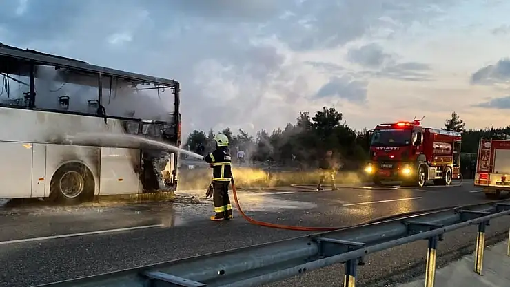 Askeri Personel ve Sendika Çalışanlarını Taşıyan Servis Otobüsü Sakar'da Yandı