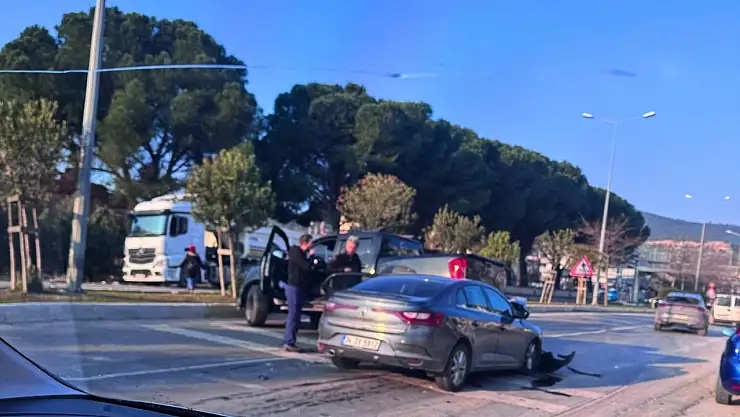 Mila'ta Kamyonet Otomobilin Üzerine Çıktı, Yol Trafiğe Kapandı