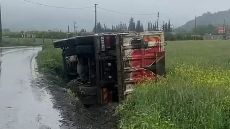 Milas Avşar yolunda yağışlı hava  kaza getirdi: Kamyon devrildi 1 kişi yaralandı