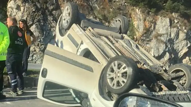 Milas Bodrum yolunda korkutan kaza: Keskin virajı alamayan araç takla attı