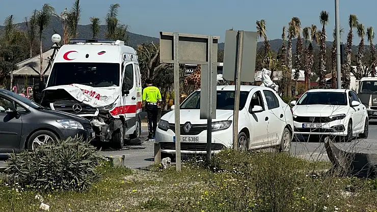 Milas-Boğaziçi kavşağında ambulans ile kamyonet çarpıştı: 3 yaralı