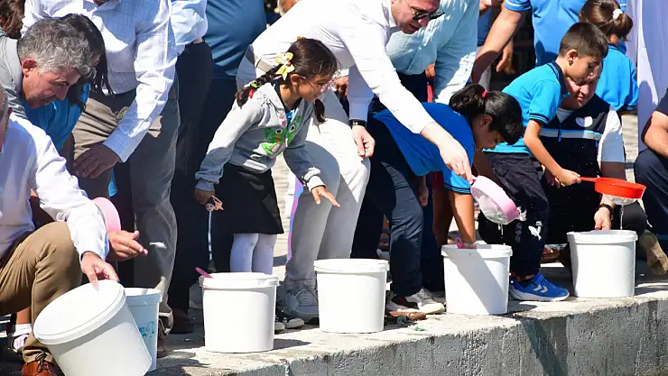 Milas Boğaziçi'nde 160 bin yavru balık denizle buluştu