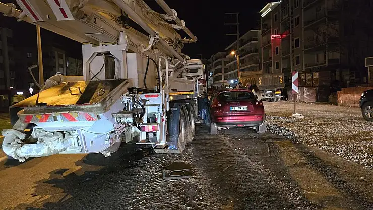 Milas Çevre Yolunda Kamyon ve Otomobil Çarpıştı Trafik Aksadı