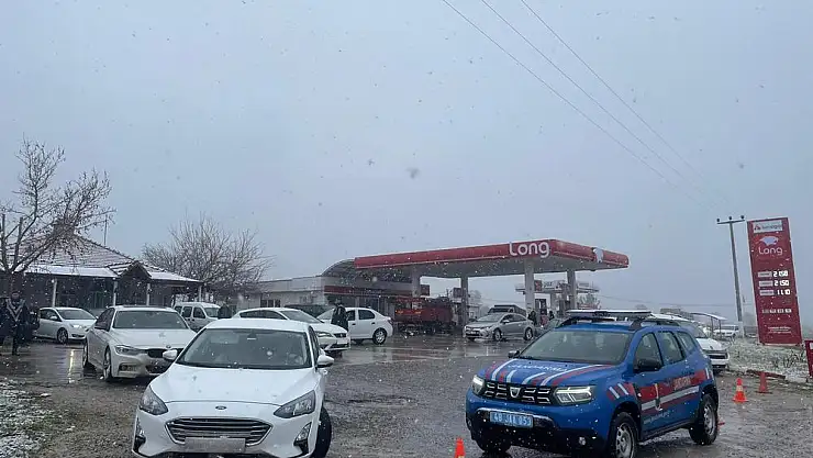 Milas dikkat, Muğla-Denizli kara yolu kar nedeniyle ulaşıma kapatıldı
