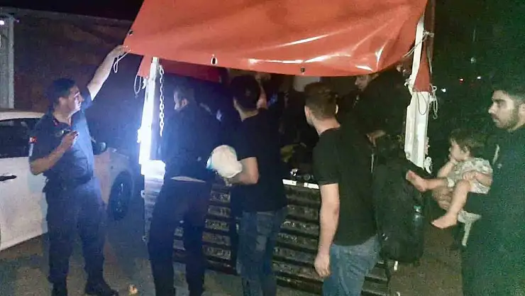 Milas girişi Bafa yol kontrol noktasında, 41 göçmen ve 2 organizatör yakalandı.