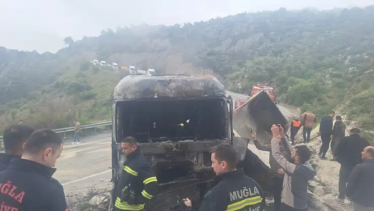Milas Labranda yolunda tır dağa çarptı, sürücü yanarak can verdi
