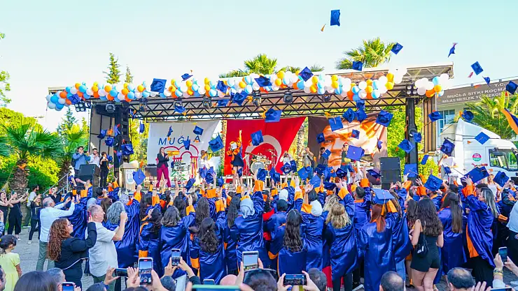 Milas Meslek Yüksekokulu'nda Mezuniyet Heyecanı Yaşandı: Efes Bandosu Büyüledi