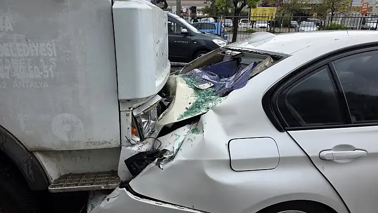 Milas'ta 4 aracın karıştığı zincirleme kazada 3 kişi yaralandı