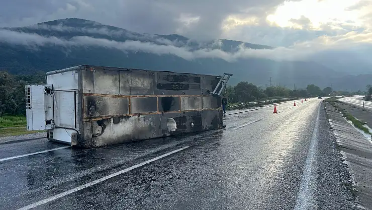 Milas'ta balık yüklü TIR'ın kopan dorsesi karşı şeride geçti facia ucuz atlatıldı