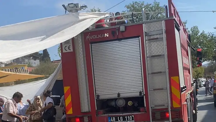 Milas'ta çatı yangını tezgâh ve araç yoğunluğu müdahaleyi geciktirdi