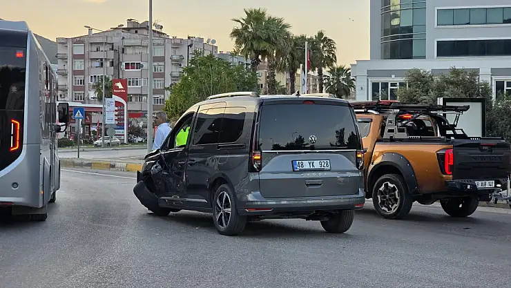 Milas'ta çekici bekleyen araç yüzünden trafik felç oldu