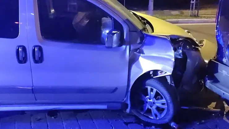 Milas'ta Direksiyon hâkimiyetini kaybeden sürücü önce levhaya sonra otomobile çarptı