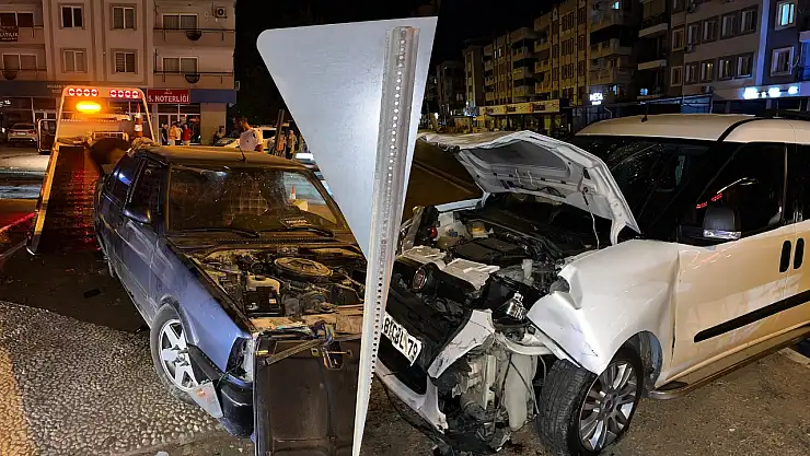 Milas'ta Feci Kaza: 2 Otomobil Çarpıştı 3 Kişi Yaralandı