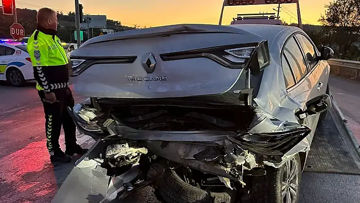 Milas'ta feci kaza: Kırmızı ışıkta bekleyen otomobile arkadan çarptı bir kişi yaralandı