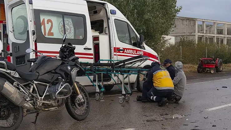 Milas'ta feci kaza: Tırla çarpışan motosiklet sürücüsünün kolu kırıldı