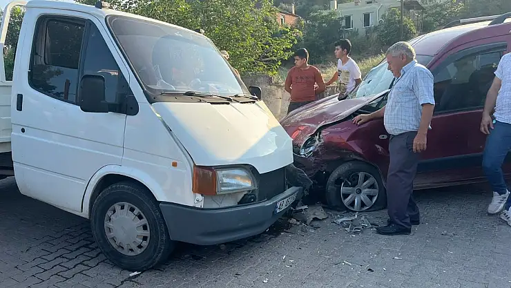 Milas'ta kamyonet ve otomobil kafa kafaya çarpıştı: 4 kişi yaralandı