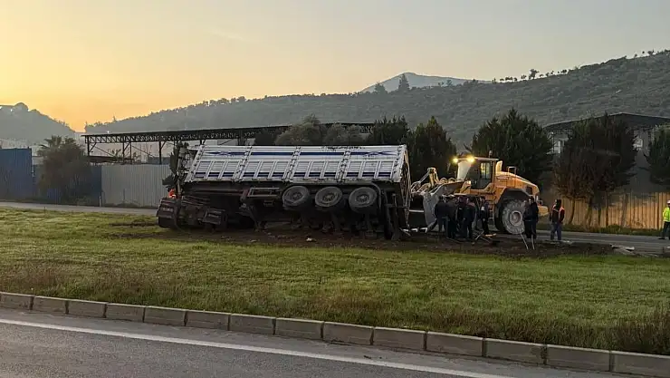 Milas'ta Kömür Yüklü TIR Refüje Çıktı: Ekipler Müdahale Etti