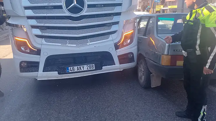 Milas'ta kör nokta kazası: Tır otomobili sürükleyerek ters yöne döndürdü