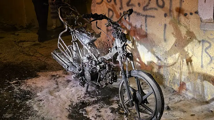 Milas'ta motosiklet kundaklama şüphesiyle yandı