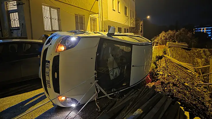 Milas'ta park halindeki araca çarpan otomobil devrildi: Yaralı sürücü kayıplara karıştı