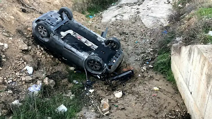 Milas'ta Sabah Saatlerinde İki Araç Çarpıştı: Takla Atan Araç Kanala Uçtu, 1 Yaralı