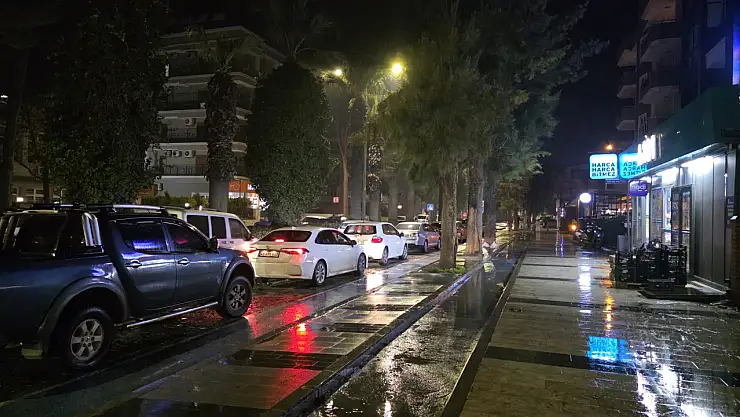 Milas'ta Sağanak Yağış Etkili Oluyor