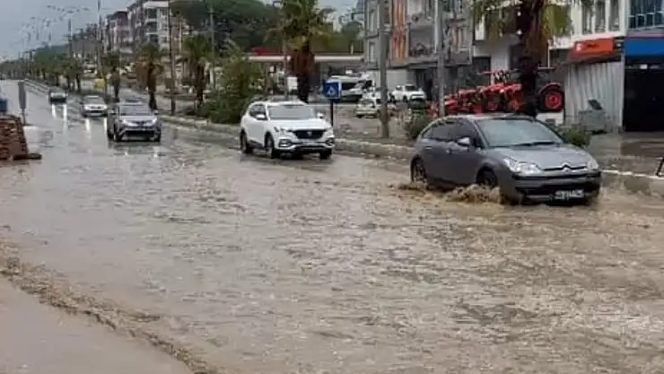 Milas'ta sağanak yağış hayatı felç etti: Mazgallar tıkandı, sokaklar göle döndü