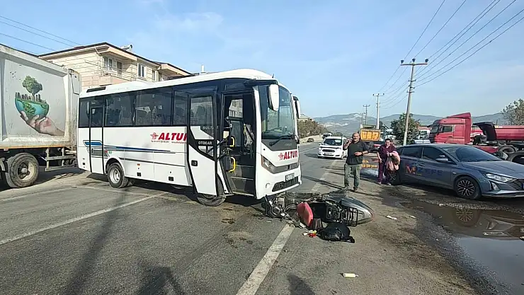 Milas'ta Servis Aracı ile Motosiklet Çarpıştı: Biri Ağır İki Yaralı