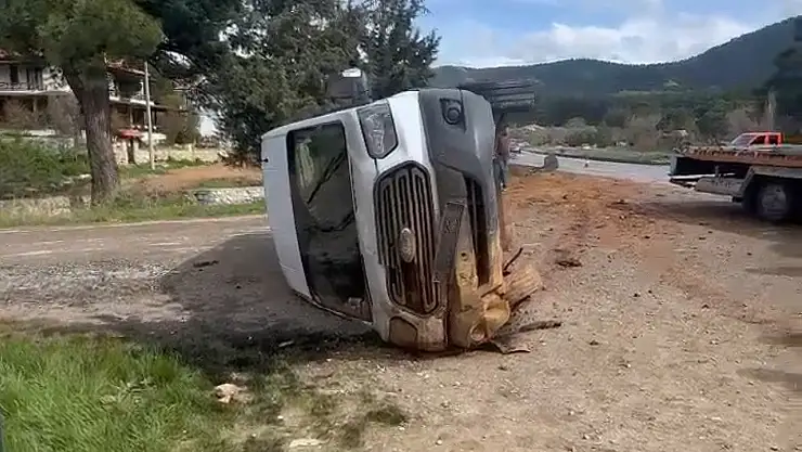 Milas'ta Seyir halindeki minibüs kontrolden çıktı, şarampole devrildi