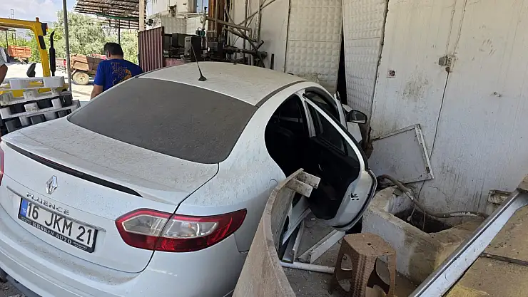Milas'ta Sollama Faciası: Otomobil Şarampolden Uçup Fabrikaya Çarptı: 3 Yaralı