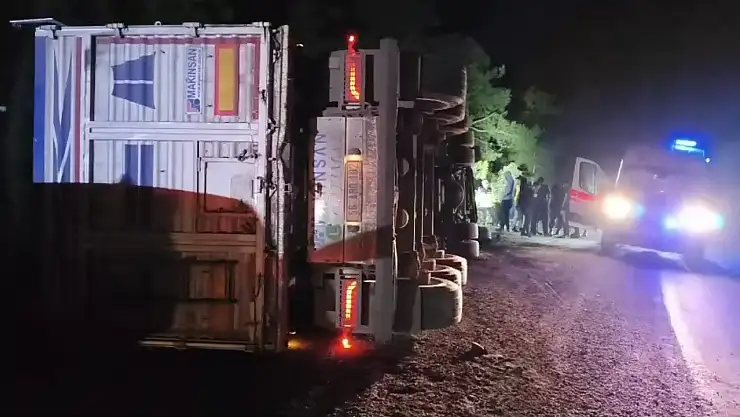 Milas'ta Tır Devrildi: Sürücü Yaralı Olarak Hastaneye Kaldırıldı
