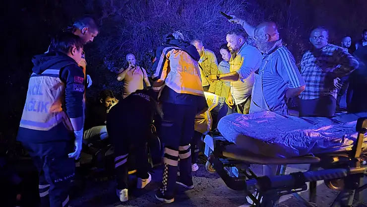 Milas'ta tırdan düşen demirler kazaya neden oldu: Minibüs takla attı, 5 yaralı