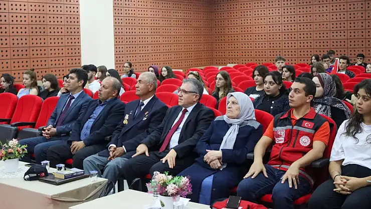 Milas'ta 'Vatan ve Kahramanlık' Söyleşisi Gençlerle Buluştu