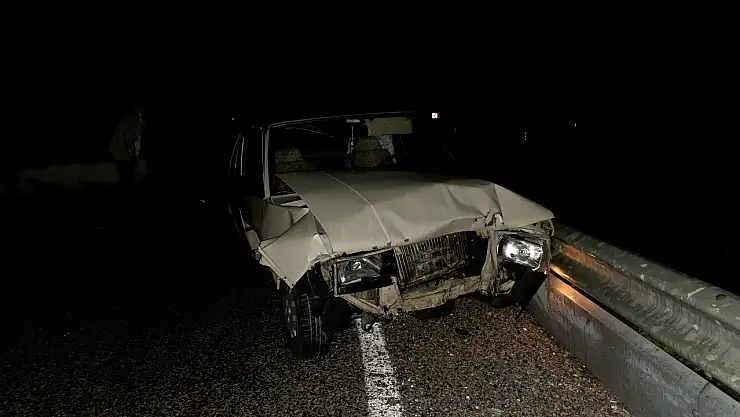 Milas'ta yol çalışması alanına giren otomobil bariyerlere çarptı