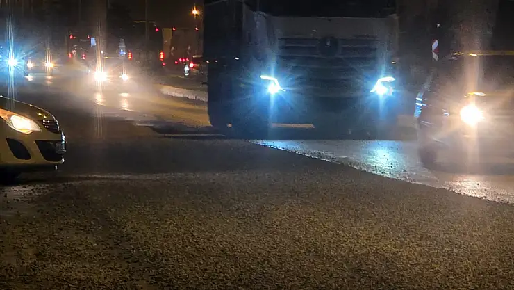 Milas'ta Yolun Bir Şeridine Serilen Mıcır Sürücüleri ve Mahalleliyi Zor Durumda Bıraktı