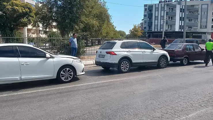 Milas'ta Zincirleme Kaza, 3 Otomobil Çarpıştı 2 Kişi Yaralandı...