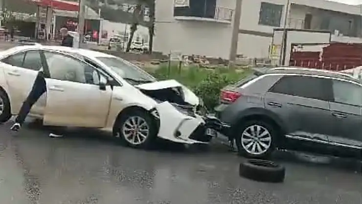 Milas'ta zincirleme trafik kazası: 3 araç çarpıştı, 1 yaralı